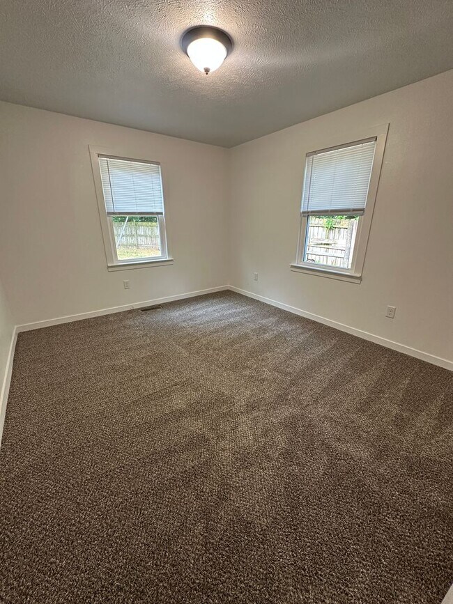 Building Photo - 3 Bed, 1 Bath Remodeled House in Goshen