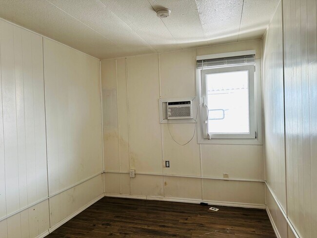 Building Photo - 5-Bed/2.5-Bath Rental by the Colorado River and Marina Proximity and Shopping Convenience!