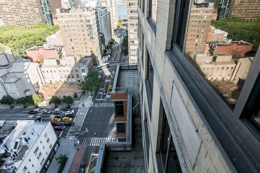 Building Photo - 222 E 34th St