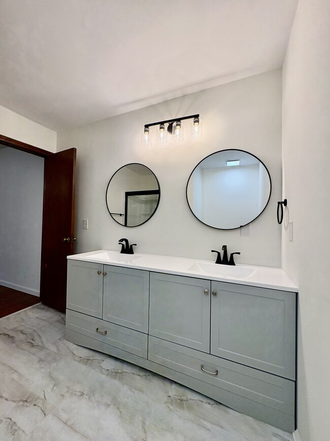 Building Photo - 5 Sweet Branch Ct