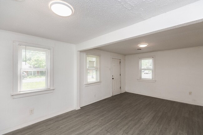 Building Photo - Amazing 3 Bedroom 1 Bathroom Home