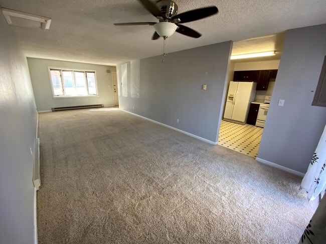 Building Photo - 3 Bedroom, 1.5 Bathroom Townhouse Next to High School and Middle School