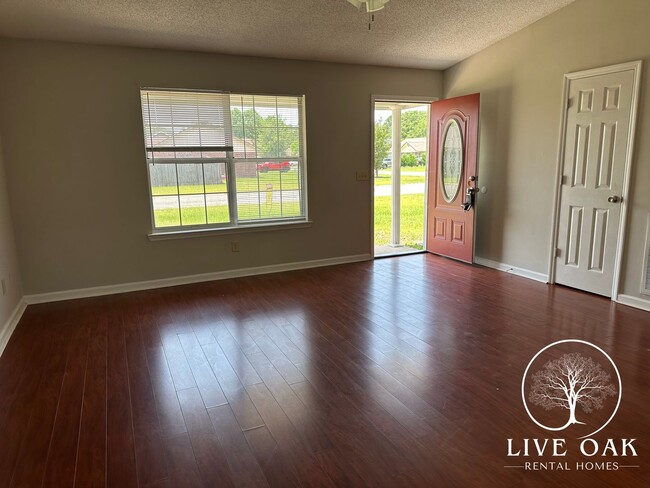 Building Photo - MOVE IN SPECIAL: $500 OFF 1ST MONTH'S RENT!**