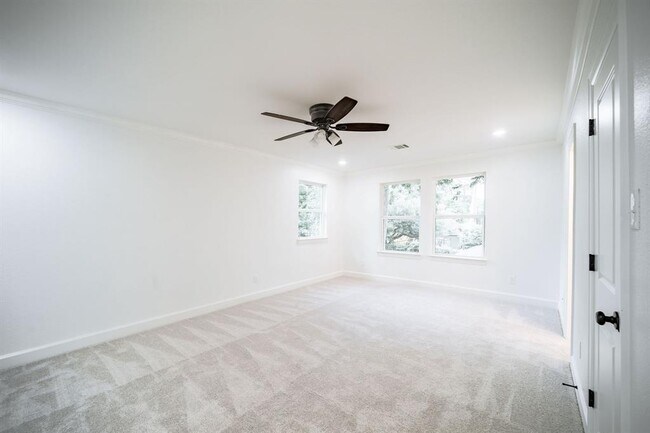 Building Photo - 10038 Westview Dr