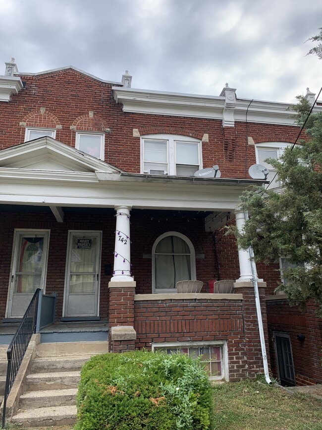 Building Photo - 742 W King St