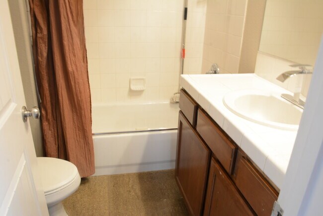 Building Photo - "Spacious 4-Bedroom Oasis with Granite Tou...