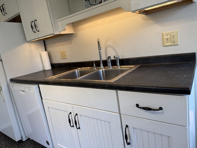 Building Photo - 43 Pleasant View St