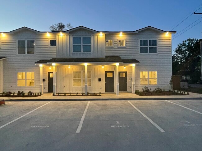 Building Photo - 704 Mill St