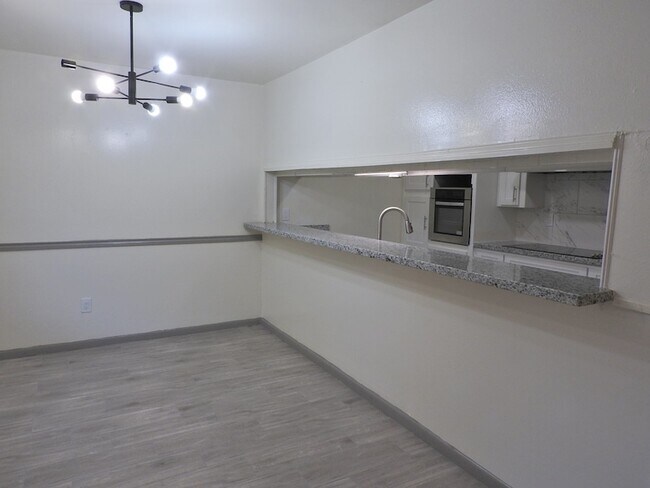 Building Photo - 408 E Coombs St