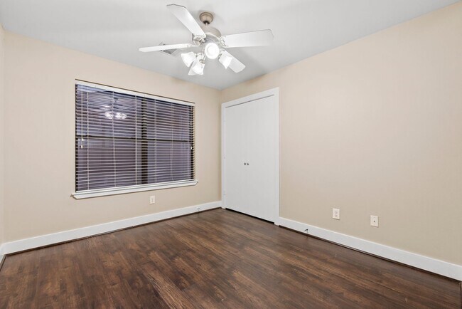 Building Photo - Gated 2BR Townhome Just Minutes from the T...