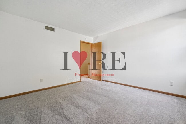 Building Photo - 3048 Hollybank Rd