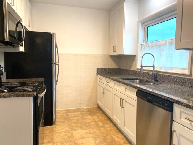 Building Photo - Beautiful Beachside 2 Bedroom Home!