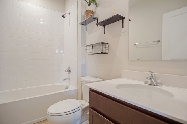Building Photo - 3 Bedroom 2 Bathroom Single-Family Home No...