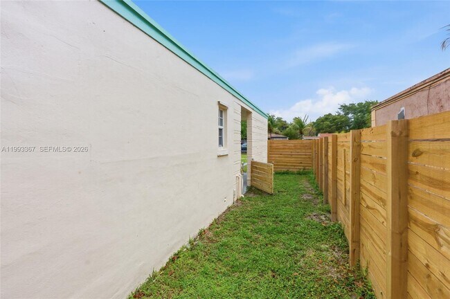 Building Photo - 1620 NE 160th St