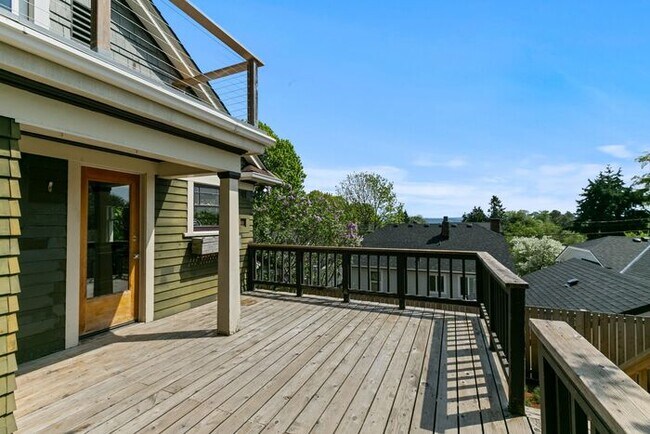Building Photo - Charming AIR CONDITIONED Leschi Craftsman