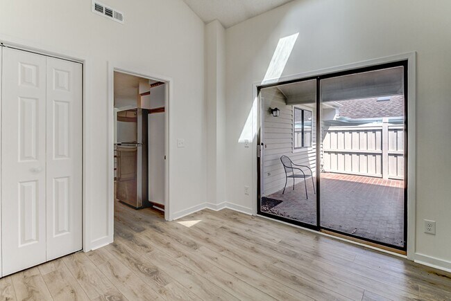 Building Photo - Lovely Town Home in Inland Greens