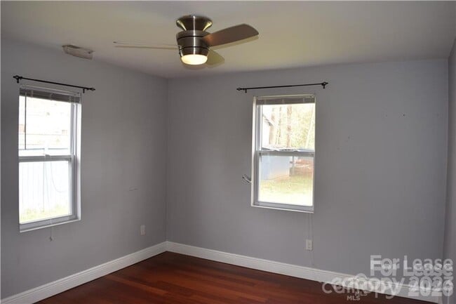 Building Photo - 1221 Meadow Ln