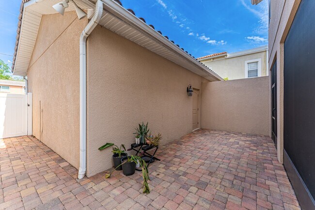 Building Photo - Stunning David weekly designed 3 BR+ OFFICE/ 2.5 BA / 2 Car executive townhouse in Hyde Park / So...
