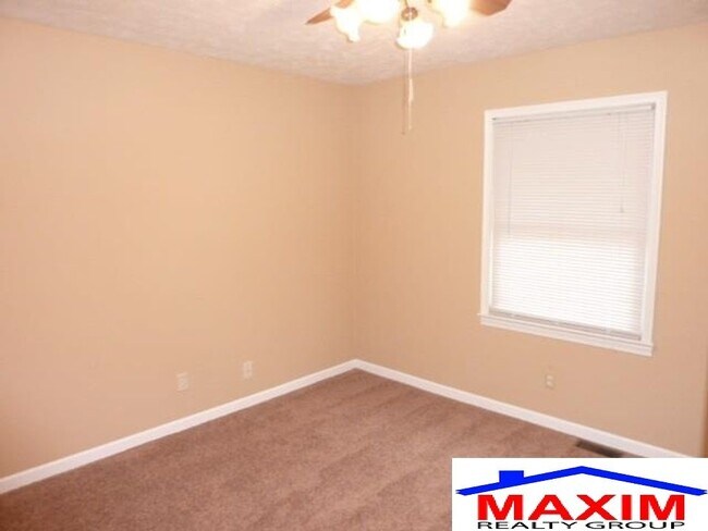 Building Photo - Move-in special offer!!!  Huge house - over 2,200 sqft convenient location and private backyard $...