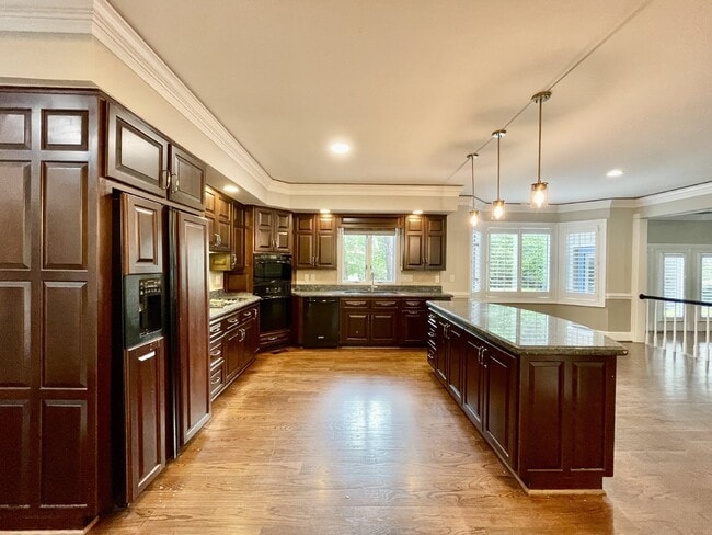 Building Photo - 4 Bed, 4 And A Half Bath Nest In Haymount