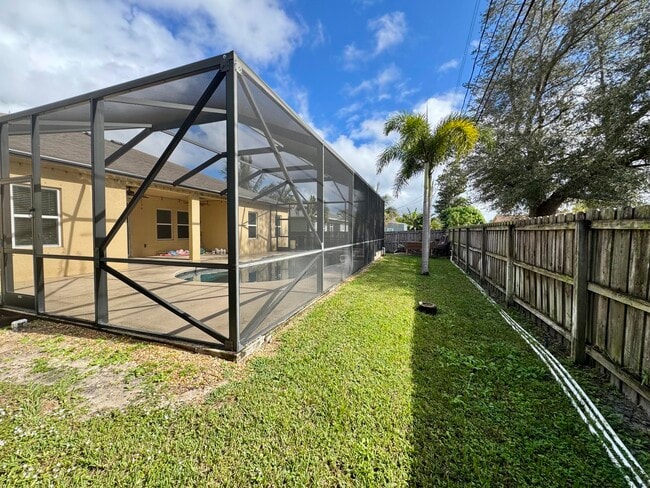 Building Photo - 520 SW Dailey Ave