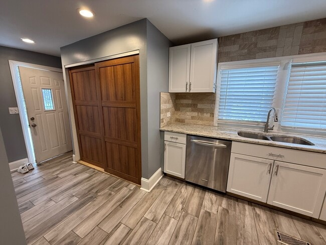 Building Photo - 15036 W Russell Rd