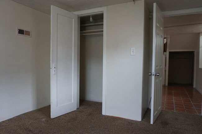 Building Photo - 3 Bedroom Taylorville.