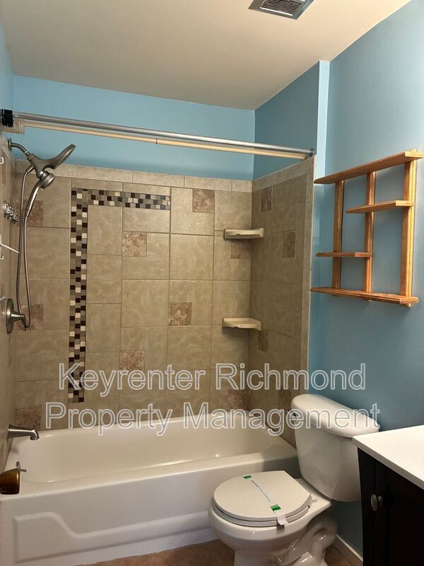 Building Photo - 735 Pleasant St