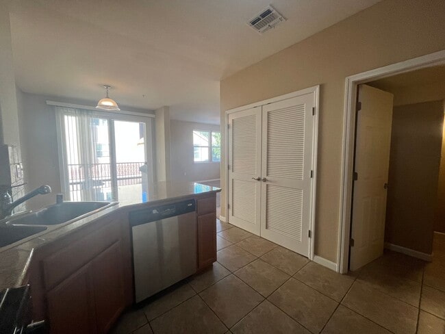 Building Photo - Spacious 3bed 2.5 bath available in Regency Park