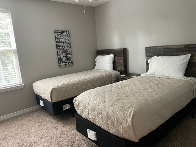 Building Photo - Spacious 5BR House in Crestview