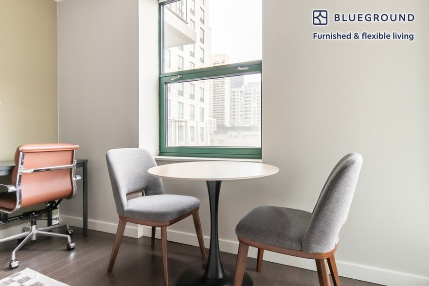 Building Photo - 77 W Huron St