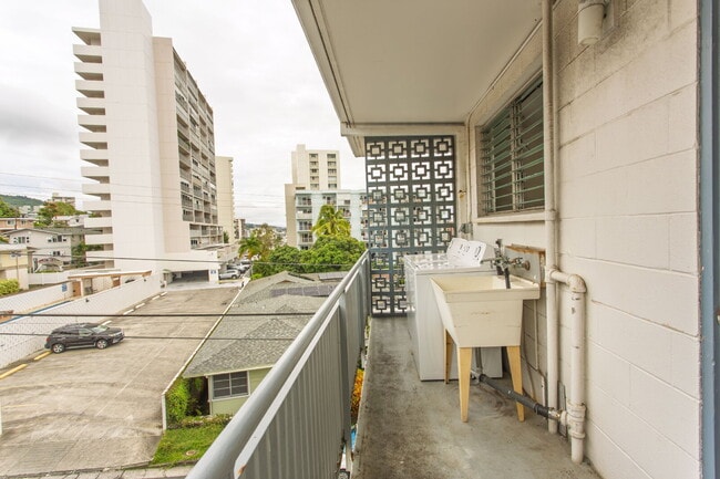 Building Photo - 1-Bedroom Condo with Parking in Makiki – $1,600/month