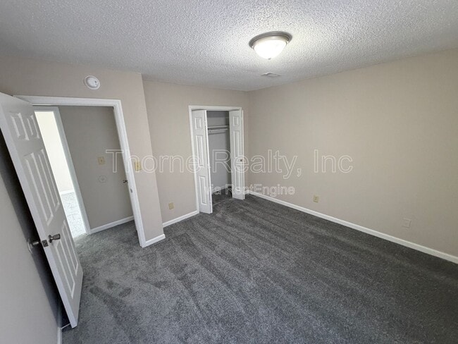 Building Photo - 402 Holly Ct