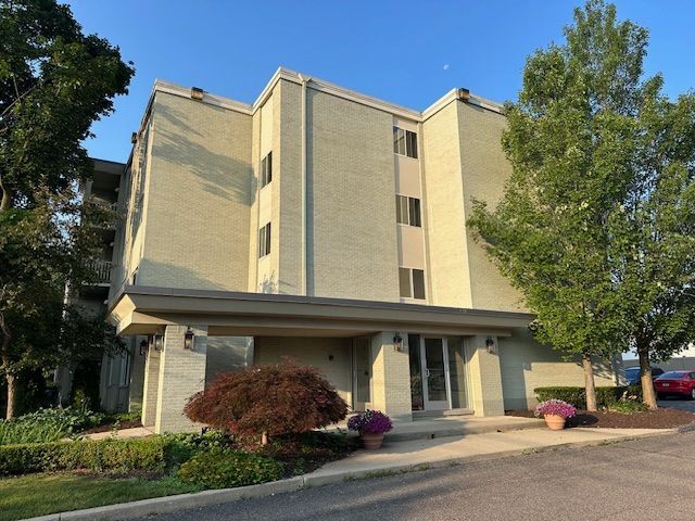 Building Photo - 770 Deer St