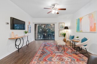 Building Photo - 1/1 Apartment Walking Distance to UT