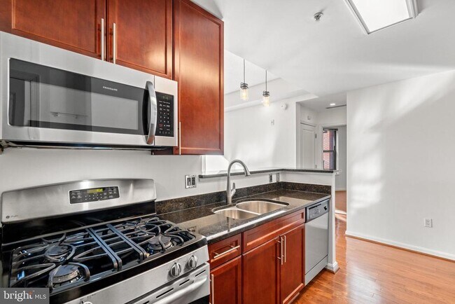 Building Photo - 1390 Kenyon St NW