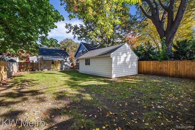 Building Photo - 531 Albany St