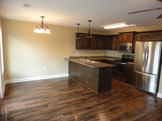 Building Photo - Spacious 3-Bedroom Home with Modern Featur...