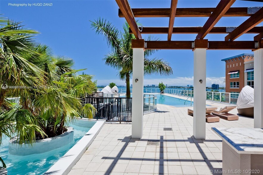 Building Photo - 2020 N Bayshore Dr