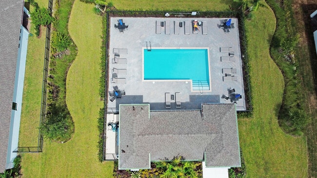 Building Photo - 5929 SE Sky Blue Cir