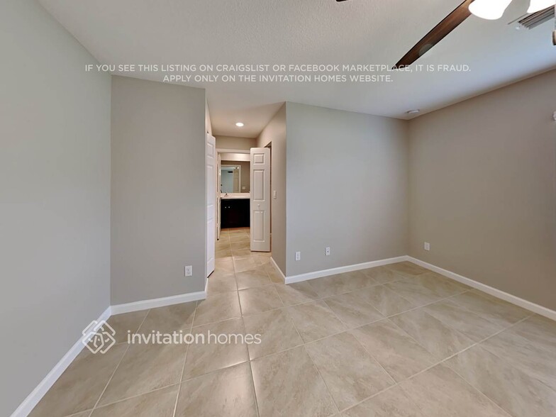 Building Photo - 242 SW Oakridge Dr