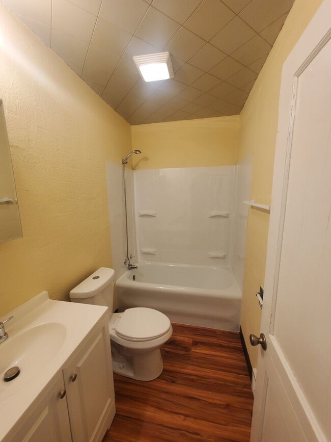 Building Photo - 2 Bedroom House