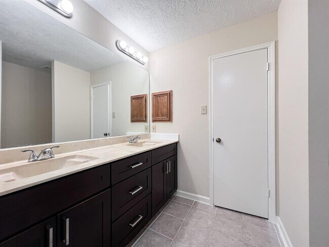 Building Photo - 11114 Springsong Dr
