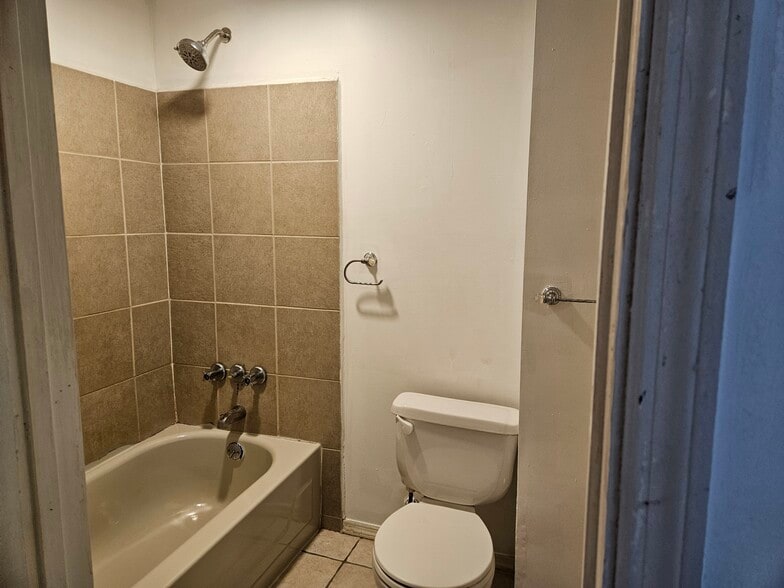 Building Photo - 6 4th Ave