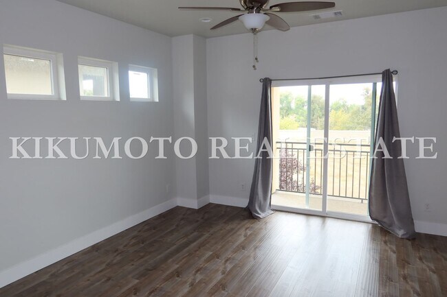 Building Photo - Modern & Elegant Tri-level home in the Riv...