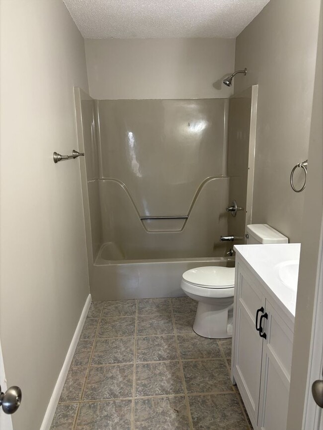 Building Photo - 3 Bedroom 2 Bath in Gray