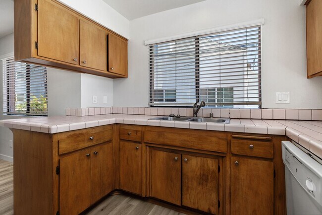 Building Photo - Mission Beach. 3 bedroom, 2.5 bath, 2 car garage,