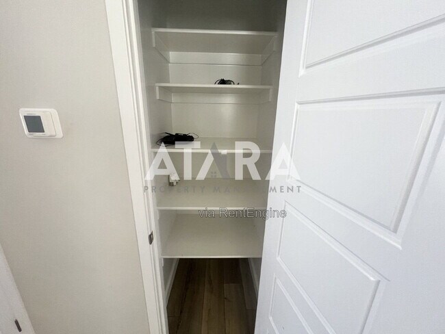 Building Photo - 1754 Oakwood Ln