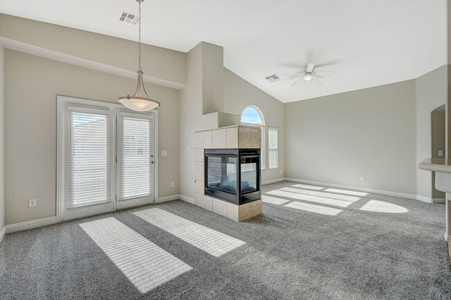 Building Photo - Charming Two-bedroom townhouse in Northwest