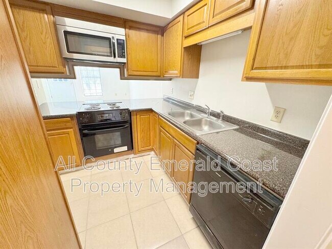Building Photo - 875 Fairview Dr